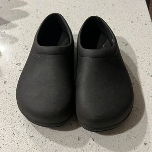 Nonslip black crocs. Good for restaurant work. Worn once